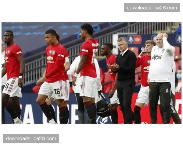 战术板：弗赖堡三中卫体系如何成功限制科隆的边路进攻